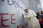 Le Pape François devant le mur de séparation Israël-Cisjordanie